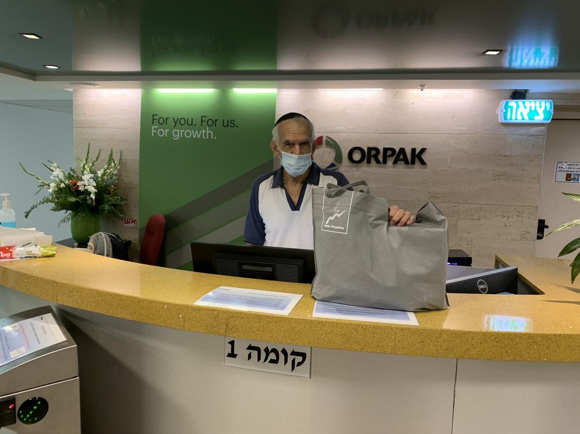 איסוף וחלוקת מחשבים משוחזרים לטובת משפחות מעוטות יכולות ביחד עם עמותת רוח טובה 