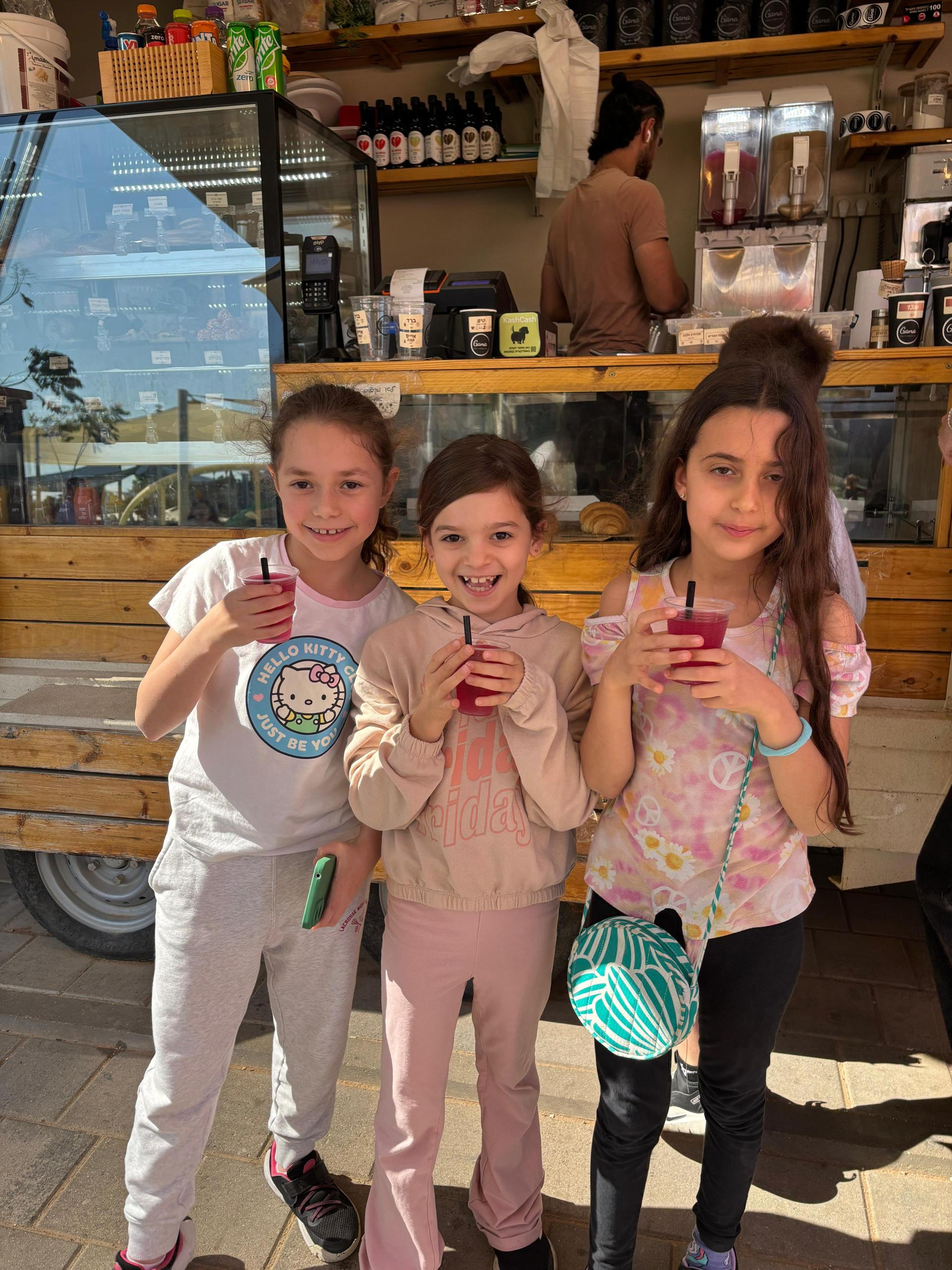 קריית אונו נצבעה בצבעי ברד: אלפי חיוכים במיזם ממתיקים את המצב