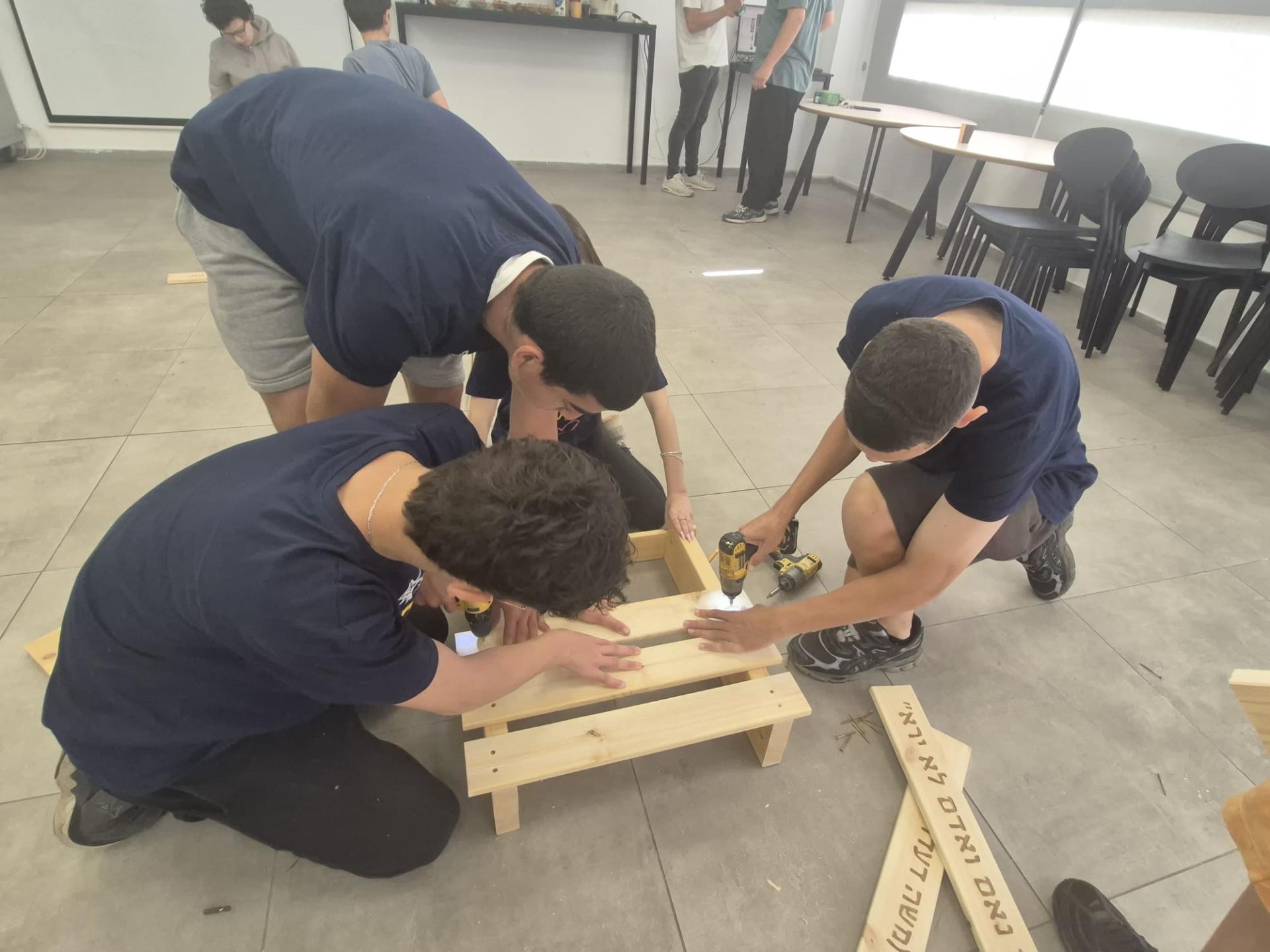 לשים לב לזיכרון - חנוכת ספסלי הנצחה בחטיבת שזר