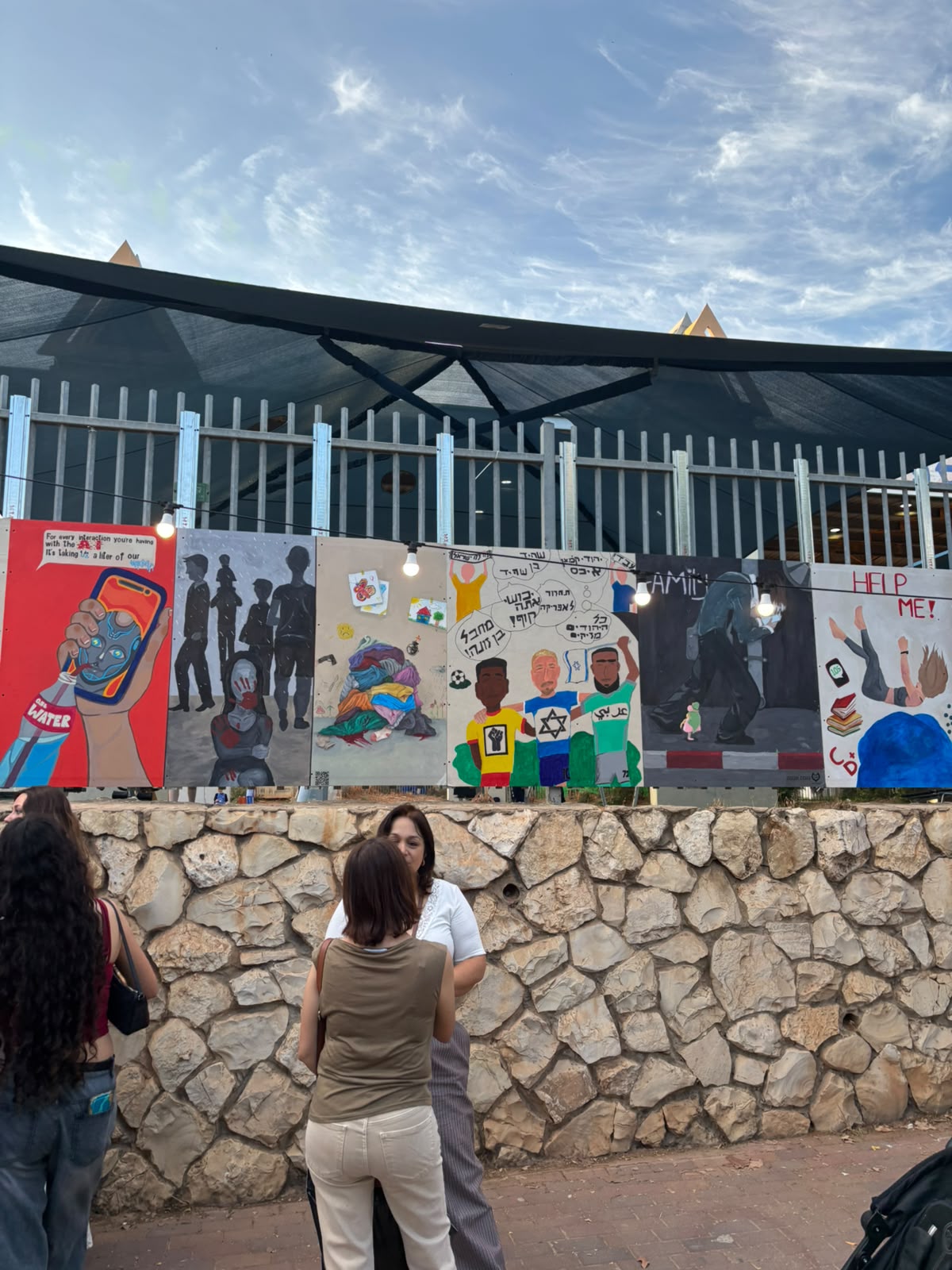 תלמידי תיכון קציר מקריית אונו מציגים גלריית רחוב בועטת
