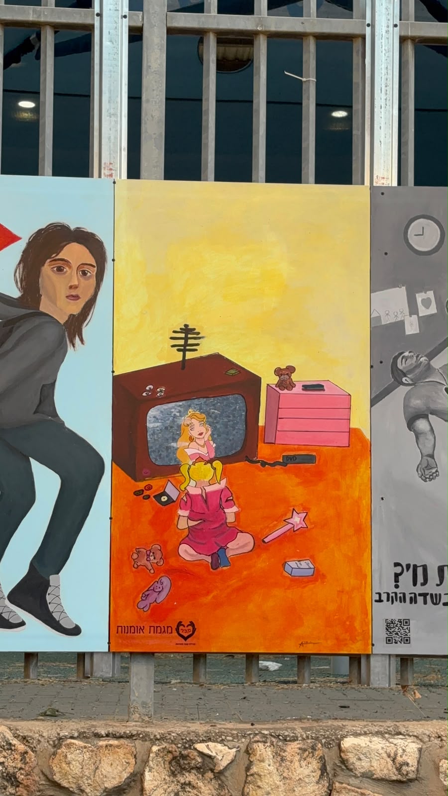 תלמידי תיכון קציר מקריית אונו מציגים גלריית רחוב בועטת