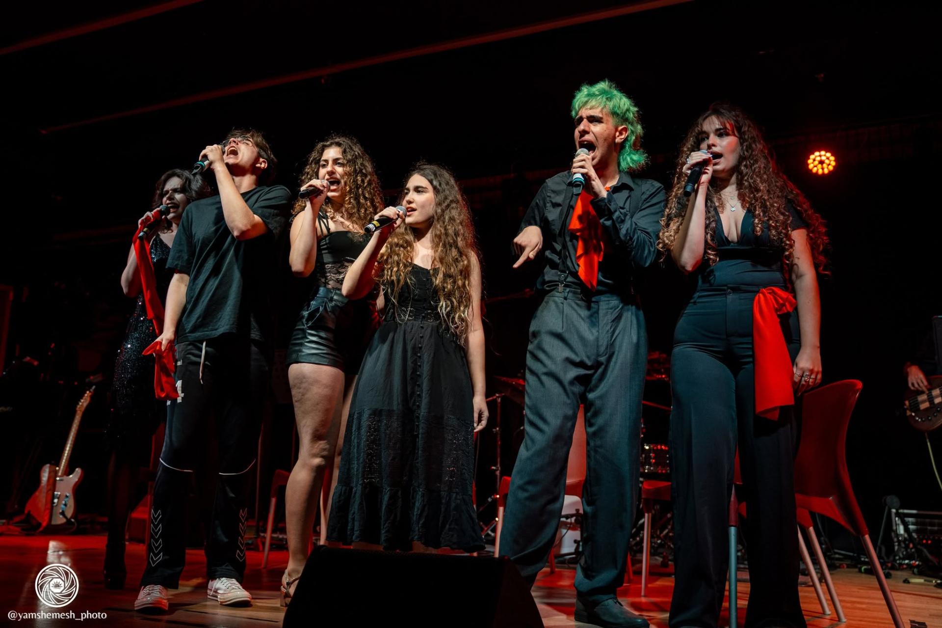 תלמידי קורס הגשת שיר ופרפורמנס של הצוללת האדומה