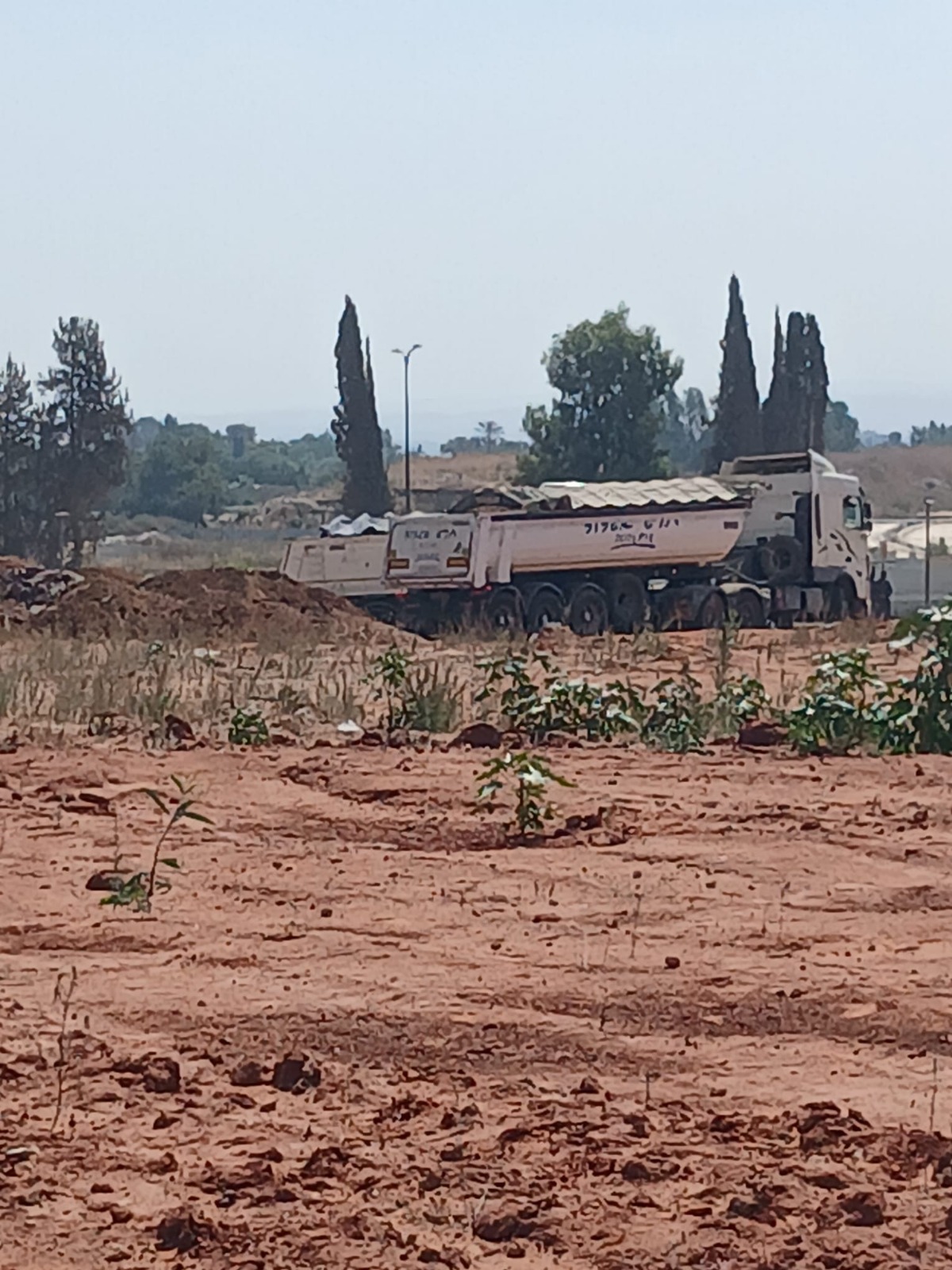 על הקשר בין המרפסת, המשאית והבי ג׳יז - בקיצור המבצע של מירב