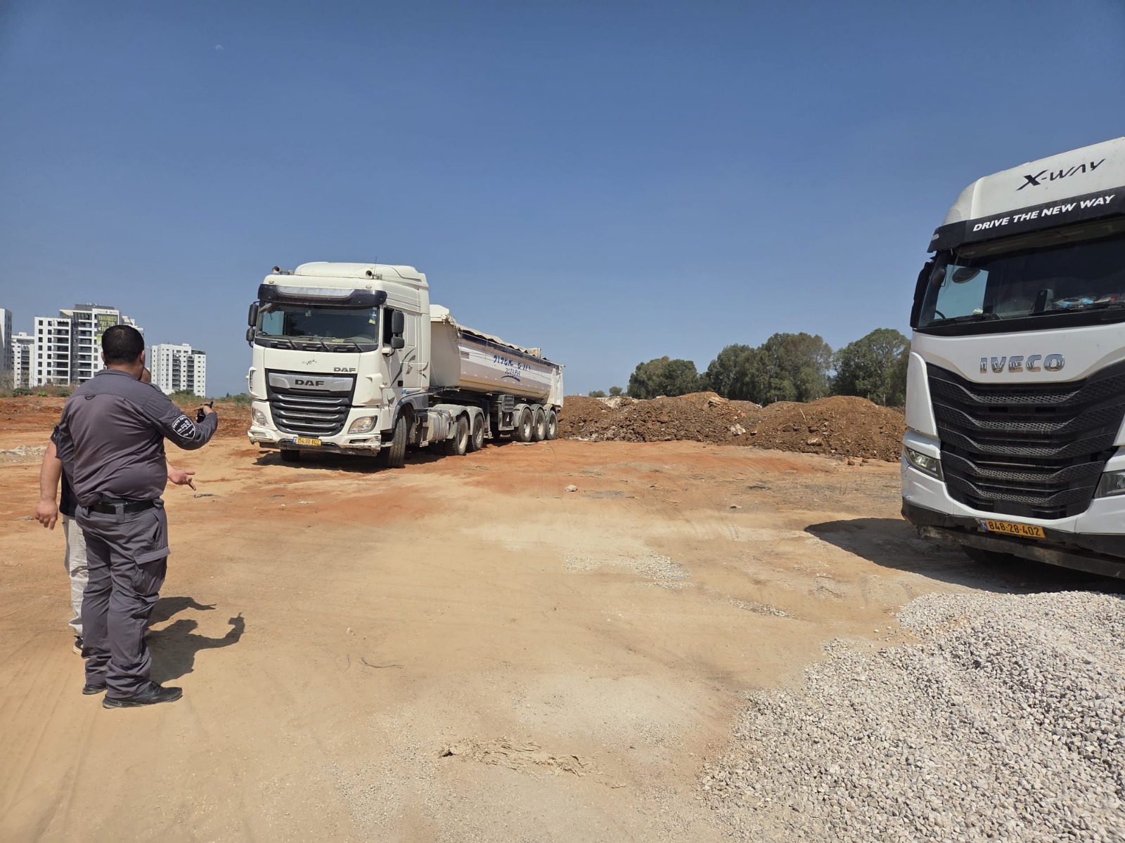 על הקשר בין המרפסת, המשאית והבי גיז - בקיצור המבצע של מירב