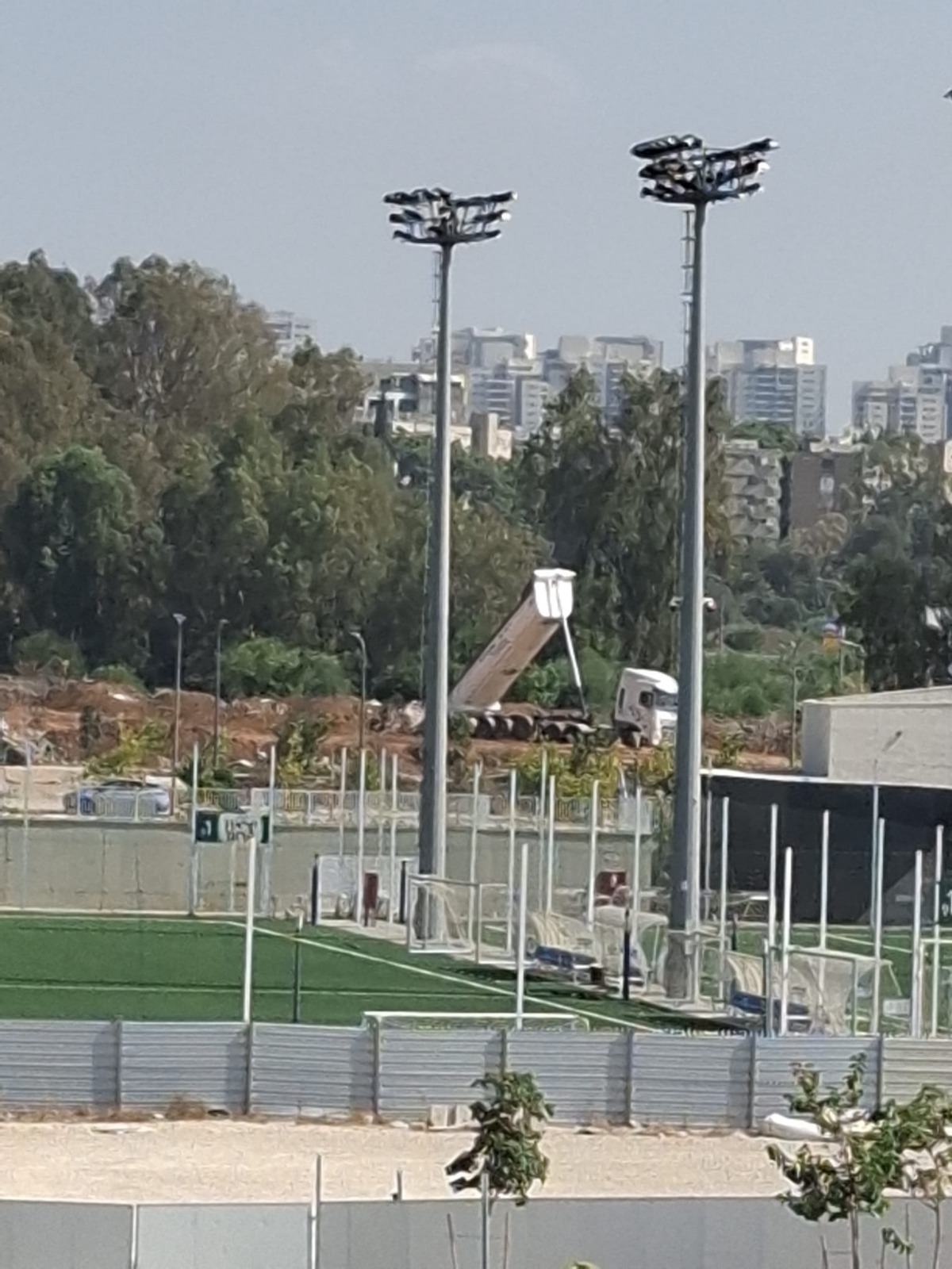 על הקשר בין המרפסת, המשאית והבי גיז - בקיצור המבצע של מירב